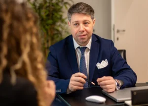 L’avvocato Matteo Ruffinotti durante un colloquio con una donna in studio