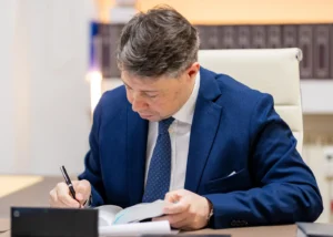 Matteo Ruffinotti consulta un volume e prende appunti alla scrivania